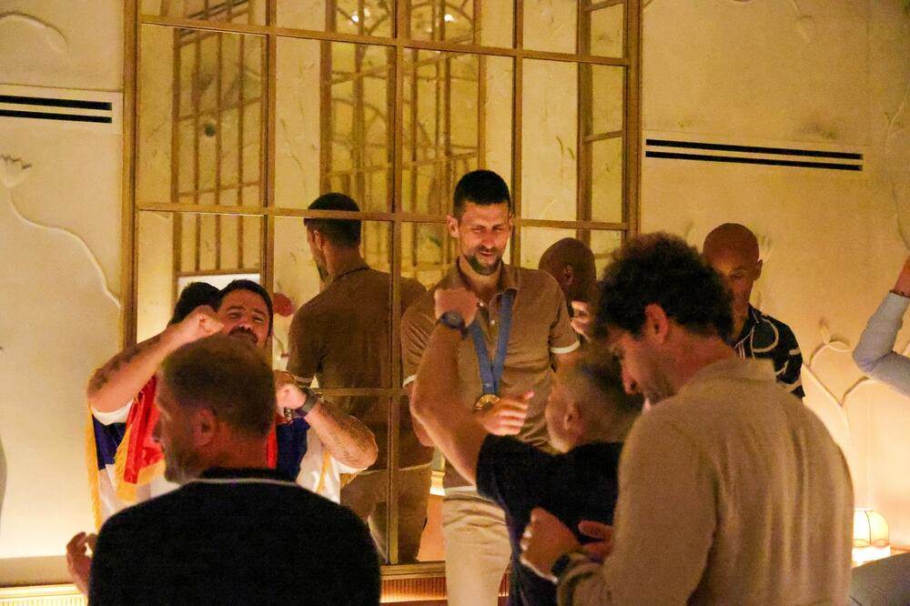  Novak Đoković slavio zlato u poznatom restoranu u parizu 