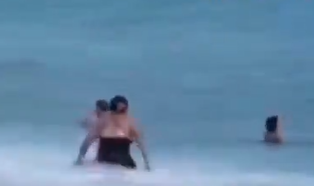 Urnebesni snimak s plaže gledali milioni, pogledajte šta radi žena u plićaku    Urnebesni snimak s plaže gledali milioni, pogledajte šta radi žena u plićaku