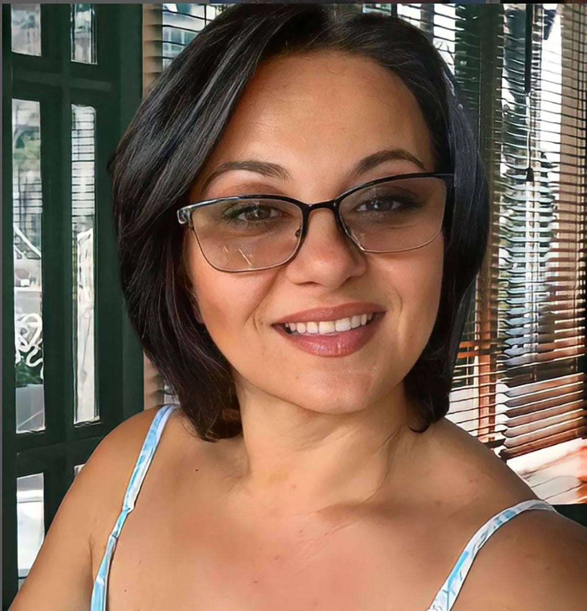  Pjevačica pozirala s kosilicom, pa potkačila žene koje se sređuju za mreže 