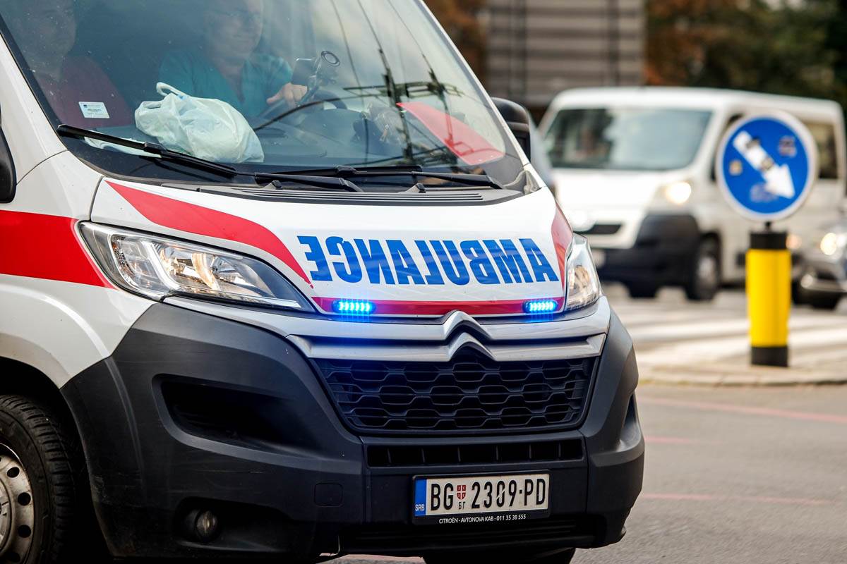 Oklopno vozilo se sudarilo sa automobilom   Oklopno vozilo se sudarilo sa automobilom