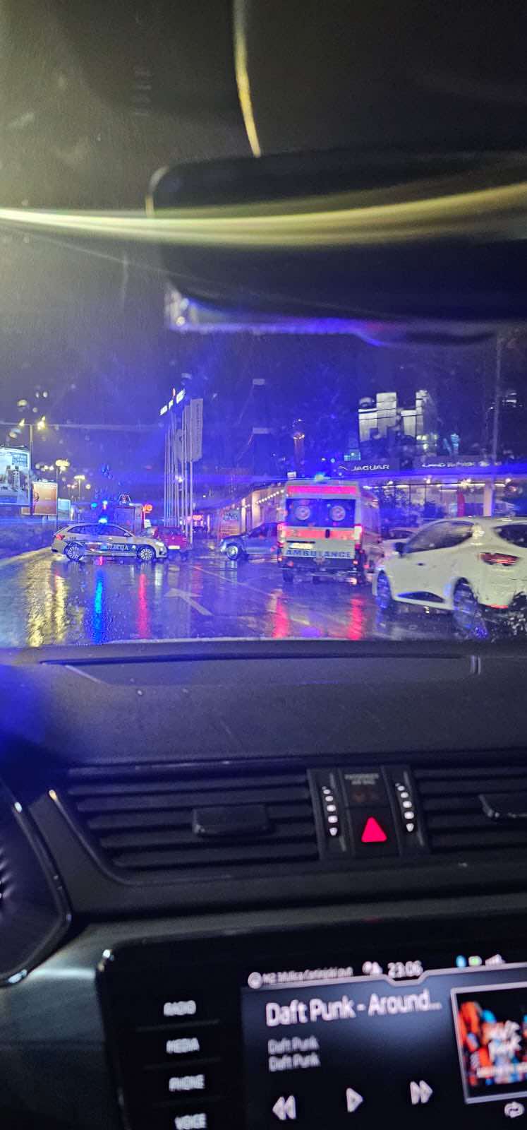 Lažna dojava o postavljenoj bombi pod vozilo kod hotela Cue Lažna dojava o postavljenoj bombi pod vozilo kod hotela Cue