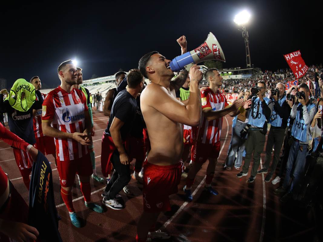  Radonjić bez majice vodi navijanje u humskoj 