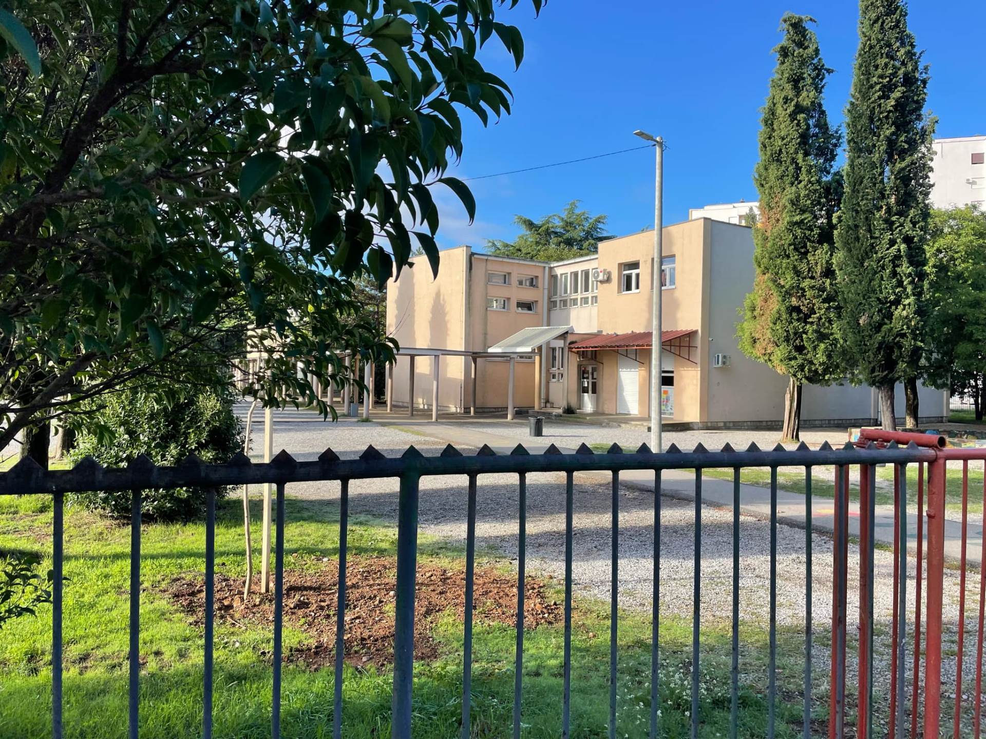  Incident u podgoričkoj školi: Odrasla osoba šamarala đaka tokom odmora 