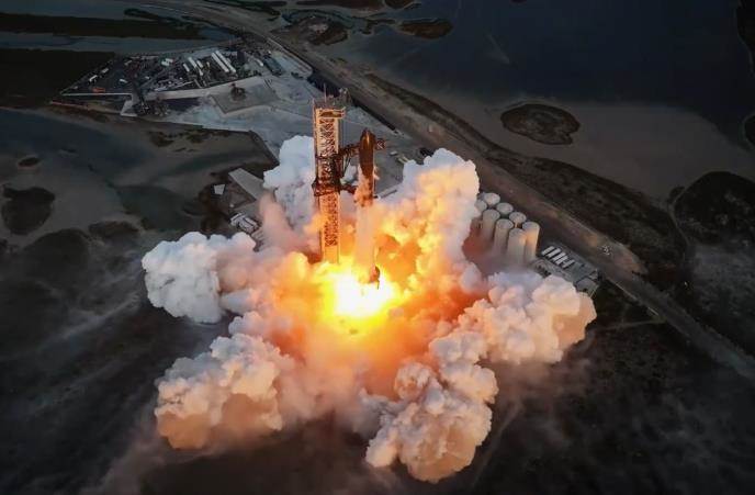  MOĆNA RAKETA LANSIRANA U SVEMIR: Kompanija Ilona Maska uradila nešto do sada nedostižno (VIDEO)
 