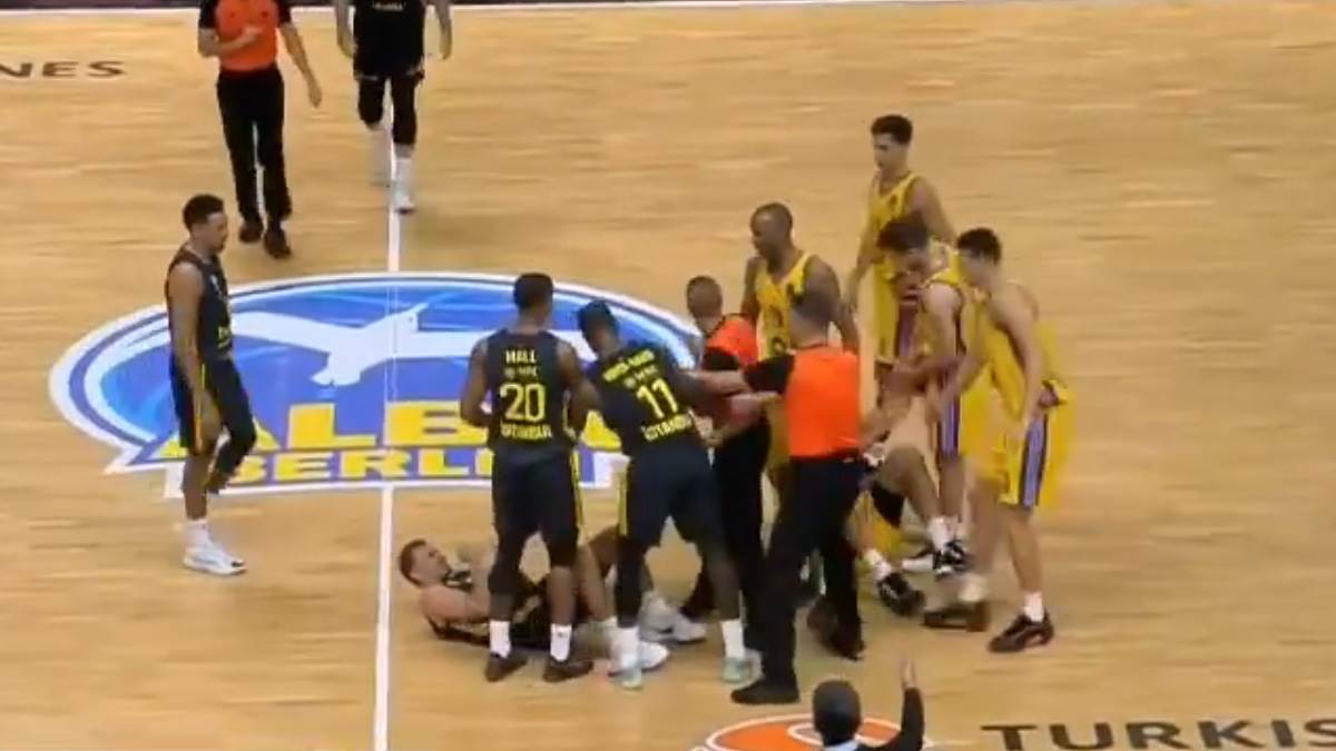  U završnici meča između Albe i Fenerbahčea došlo je do sukoba između igrača 