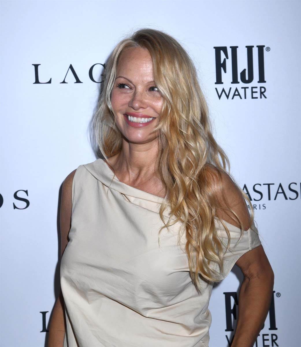  U crvenom kupaćem zavela cijeli svijet, sad i slavnog kolegu: Pamela Anderson "maznula" Lijama Nison 