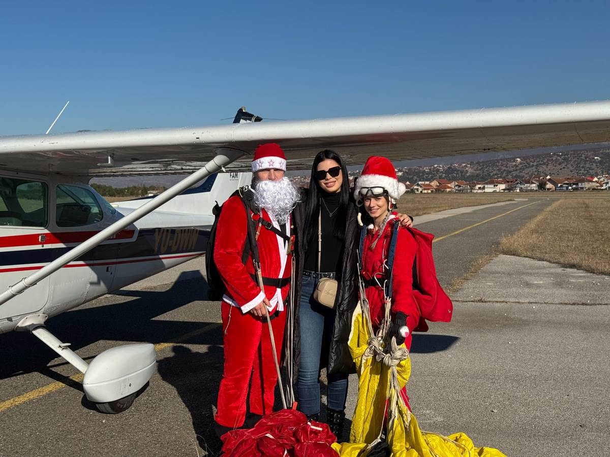  DEDA MRAZ I BABA MRAZICA DIREKTNO S NEBA URUČILI POKLONE MALIŠANIMA NA AERODROMU "ŠPIRO MUGOŠA" 