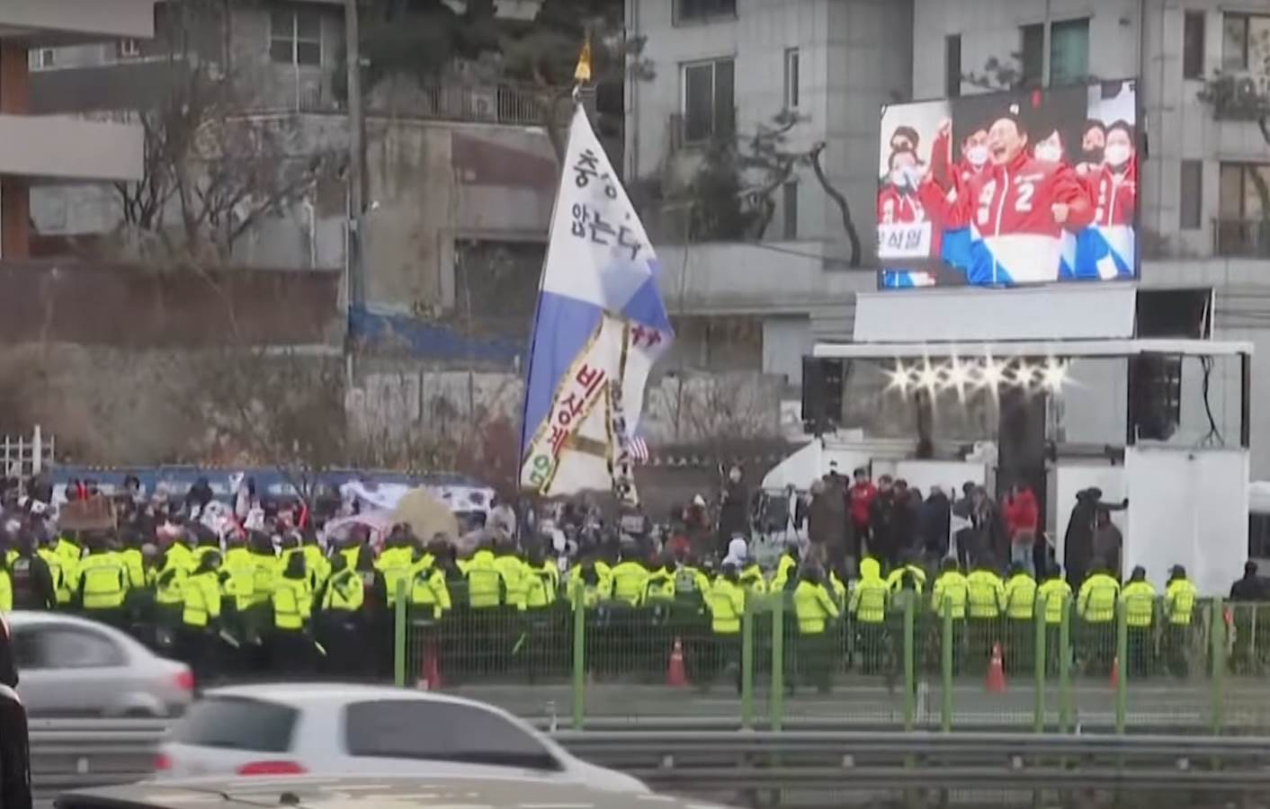  Haos u Južnoj Koreji, hoće da hapse predsjednika! Opkoljen u rezidenciji, stotine ljudi ga brane 