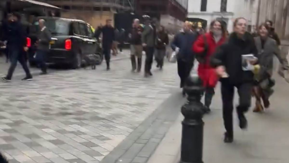  Drama u centru Londona: Ljudi panično bježe sa ulica, sumnja se da je postavljena bomba (Video) 