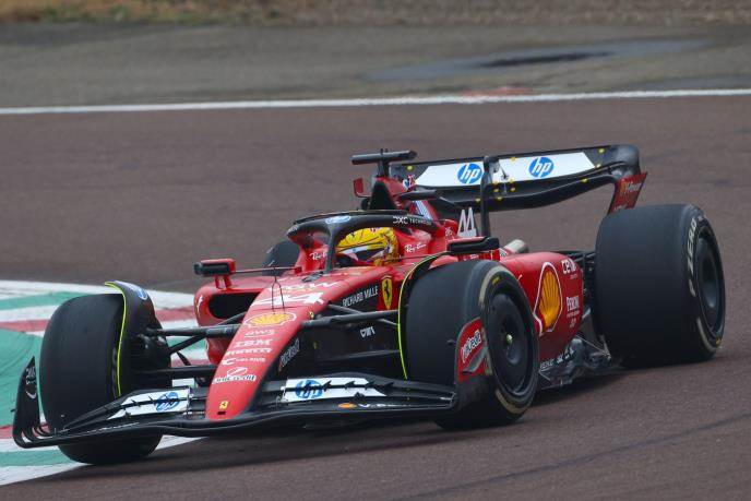 ISTORIJISKI TRENUTAK - HAMILTON PRVI PUT PROVOZAO CRVENI BOLID! Nestvarne scene: Tifozi preplavili Fiorano! ISTORIJISKI TRENUTAK - HAMILTON PRVI PUT PROVOZAO CRVENI BOLID! Nestvarne scene: Tifozi preplavili Fiorano!