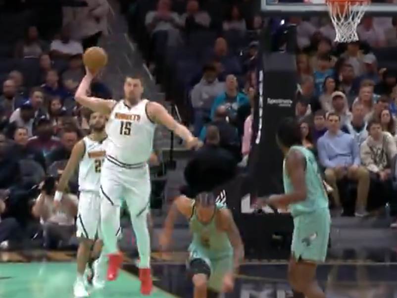  "Ovaj čovjek je sigurno igrao vaterpolo": Pogledajte Jokićev najbolji potez protiv Šarlota 