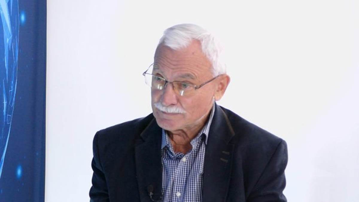  Iznenada se srušio i pao na pod 