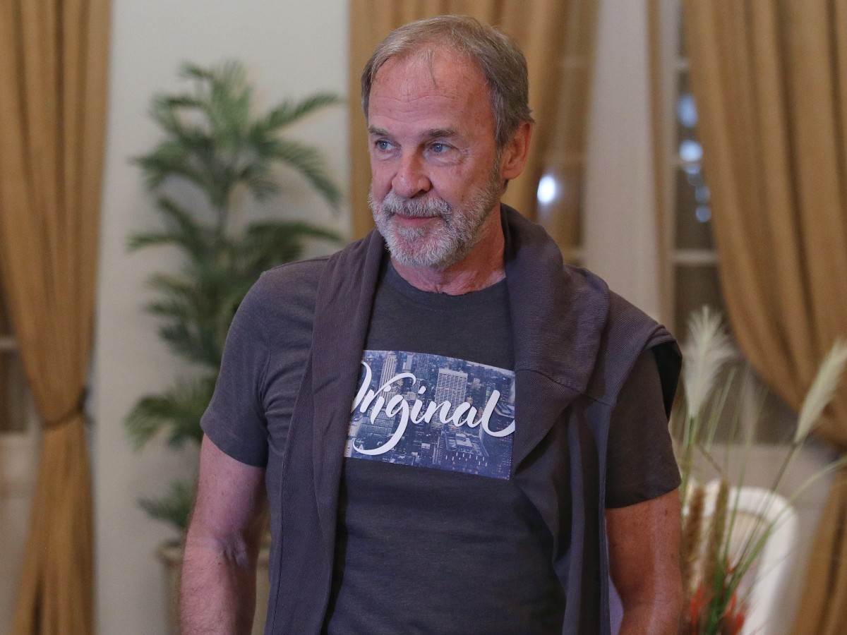  Ljudi u šoku zbog slike jugoslovenskog šmekera: Ljubi 30 godina mlađu, a na fotki propao, poput beskućnika 