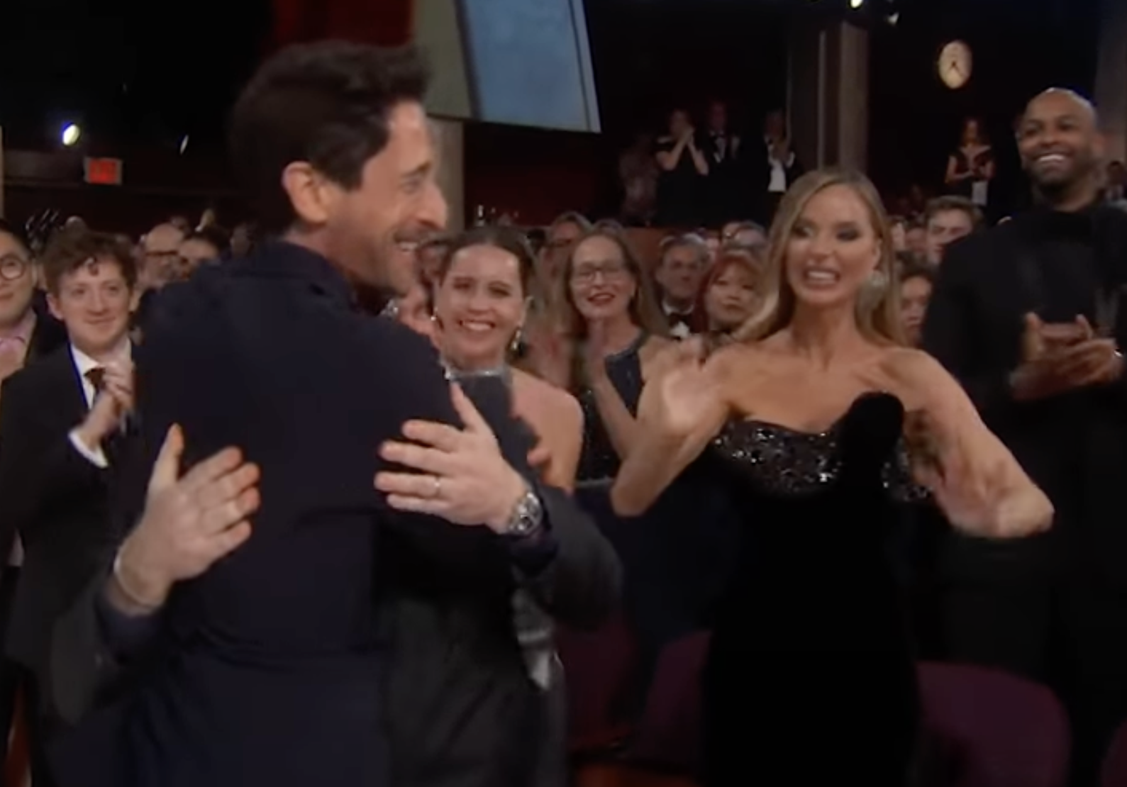  Sinoć dobio drugog Oskara, a ceo svet gledao u njegovu devojku: Mnogi se pitaju kako uopšte može da  