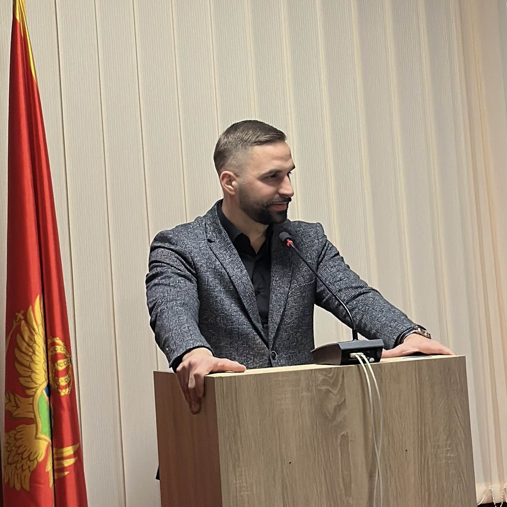  Odbornici spriječili fizički obračun Muratovića i Bajovića nakon prekida sjednice SO Nikšić 