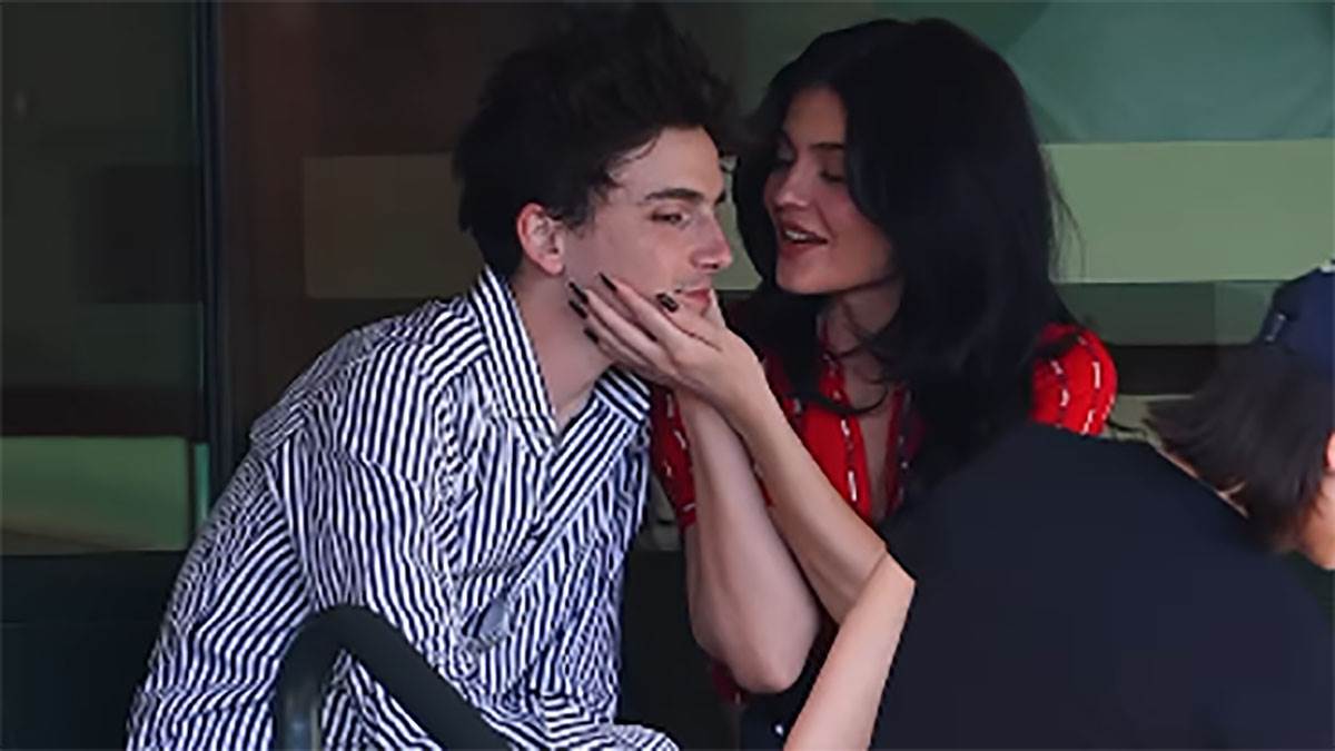  Kajli Džener dečko brutalno iskulirao 