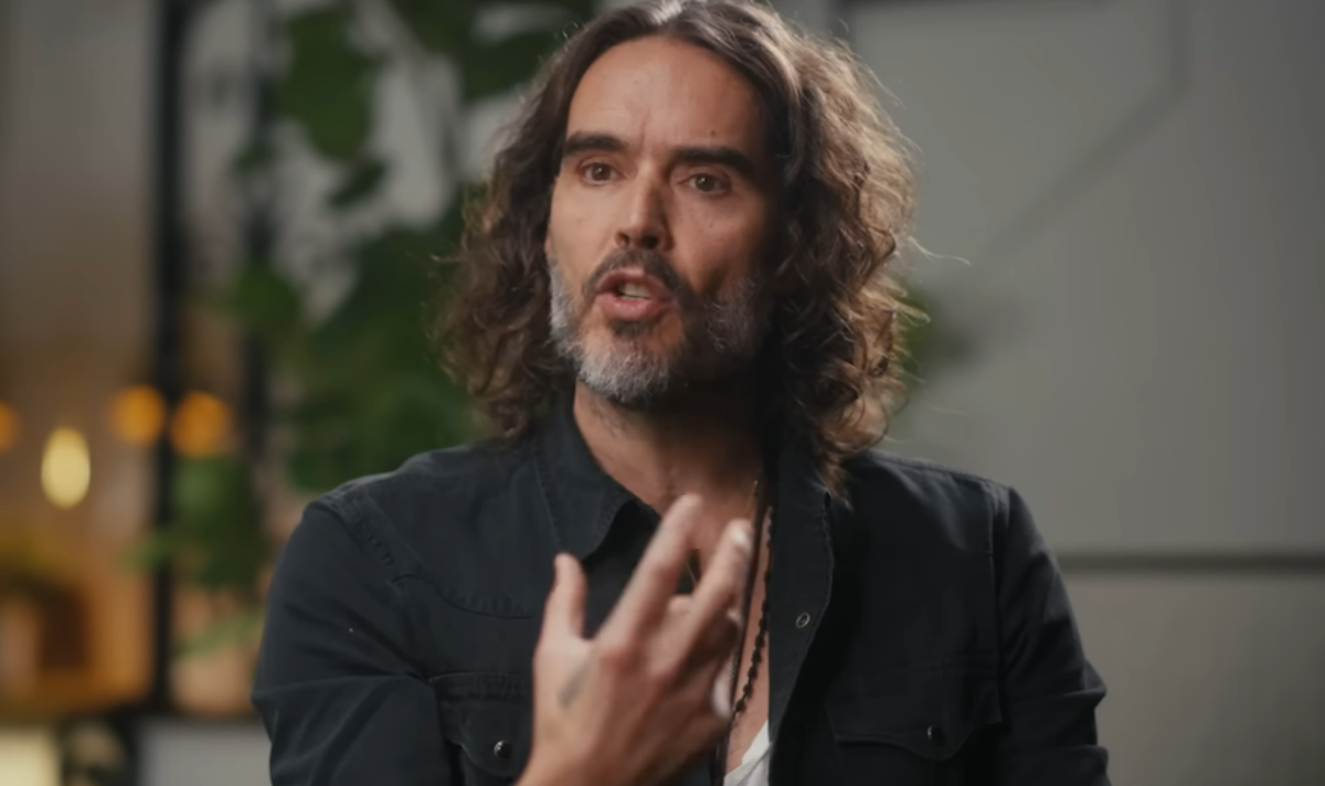  Rasel Brend izjasnio se pred sudom kao nevin za optužbe da je napastvovao četiri žene 