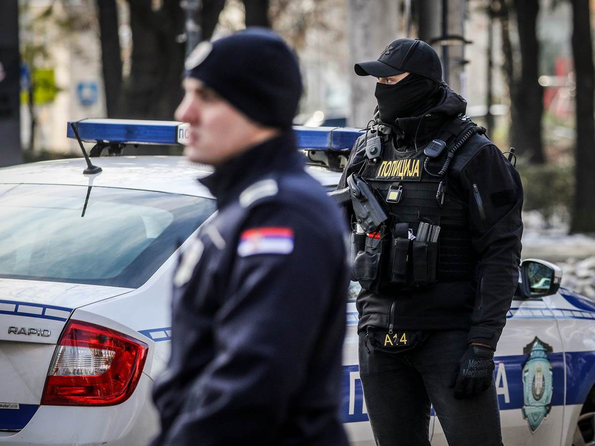 Pucnjava u Beogradu u naselju Resnik: Ima ranjenih, policija uhapsila napadača Pucnjava u Beogradu u naselju Resnik: Ima ranjenih, policija uhapsila napadača