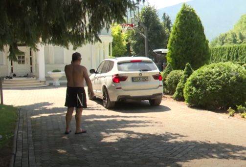  Pjevač smjestio majku u dom, a 20 godina mlađoj ženi ostavio svu imovinu 