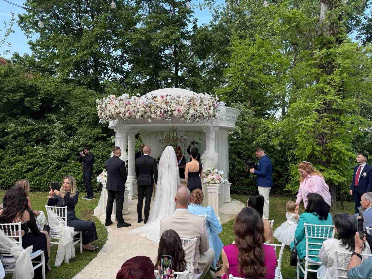  Pjevačica hitno hospitalizovana nakon svadbe Tee Tairović: Odmah testirana na bolest od koje ispadaju zubi 