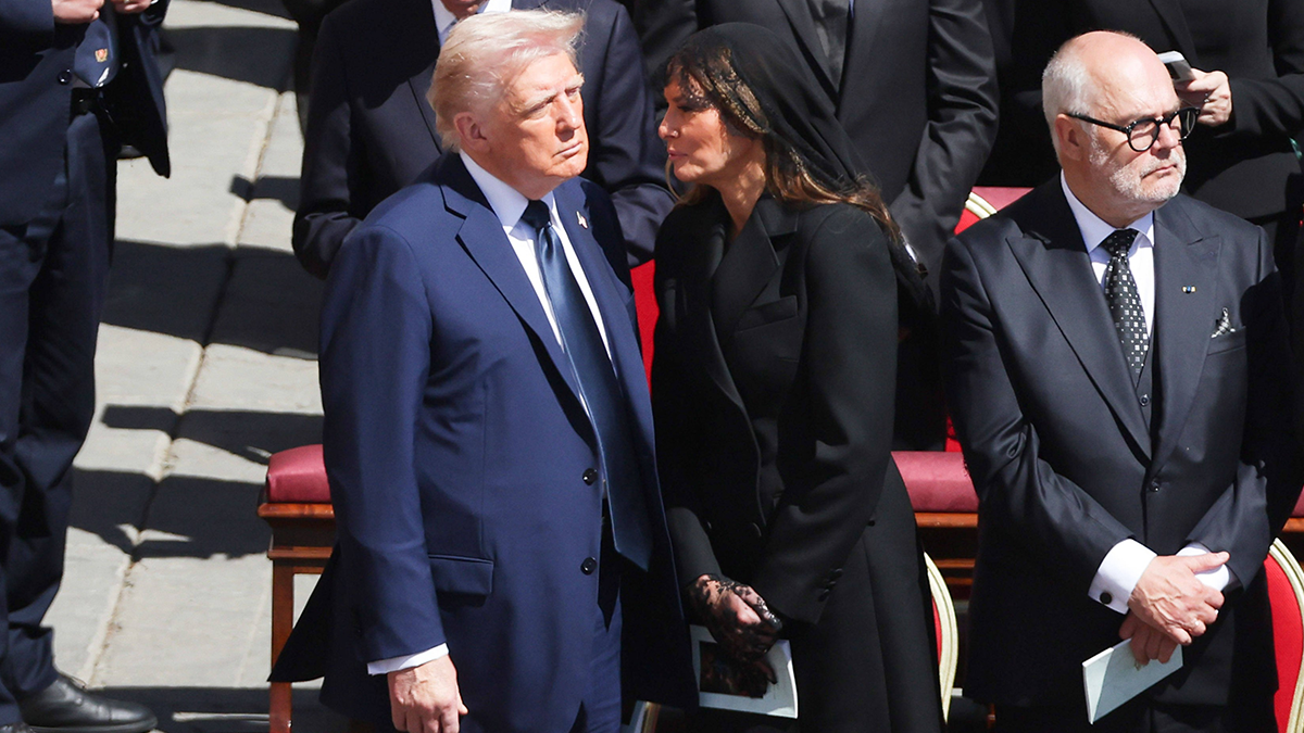  Evo šta je Melanija šapnula Trampu na sahrani pape Franje 