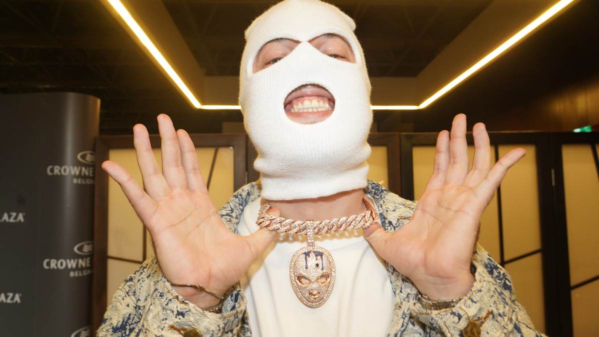   Djevojka istrčala na binu i skinula majicu na Devitovom nastupu 