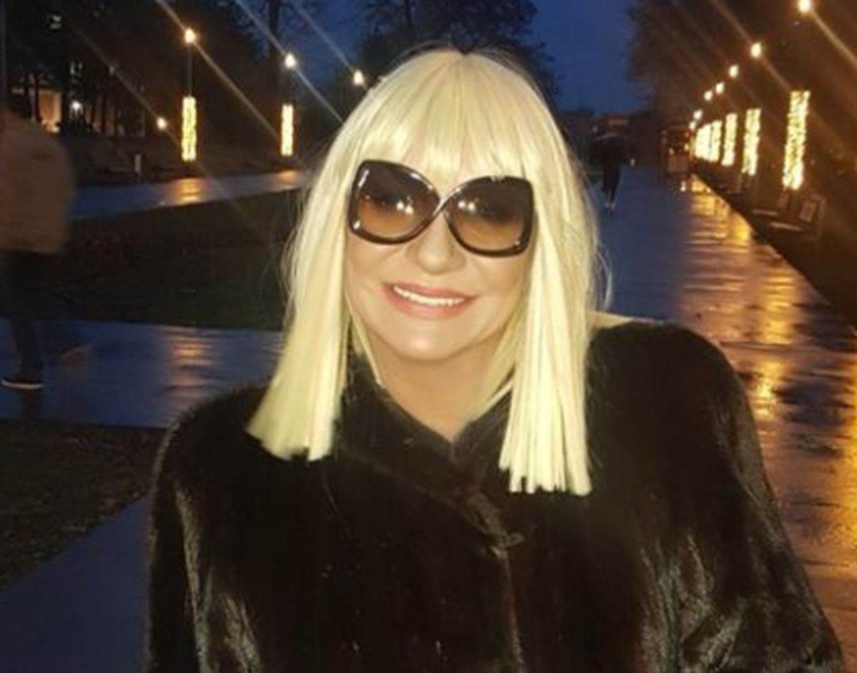  Nakon što je Mira udarila na Cecu, Vesna Zmijanac je "ušla u čet": Evo na čiju stranu je stala pevačica 