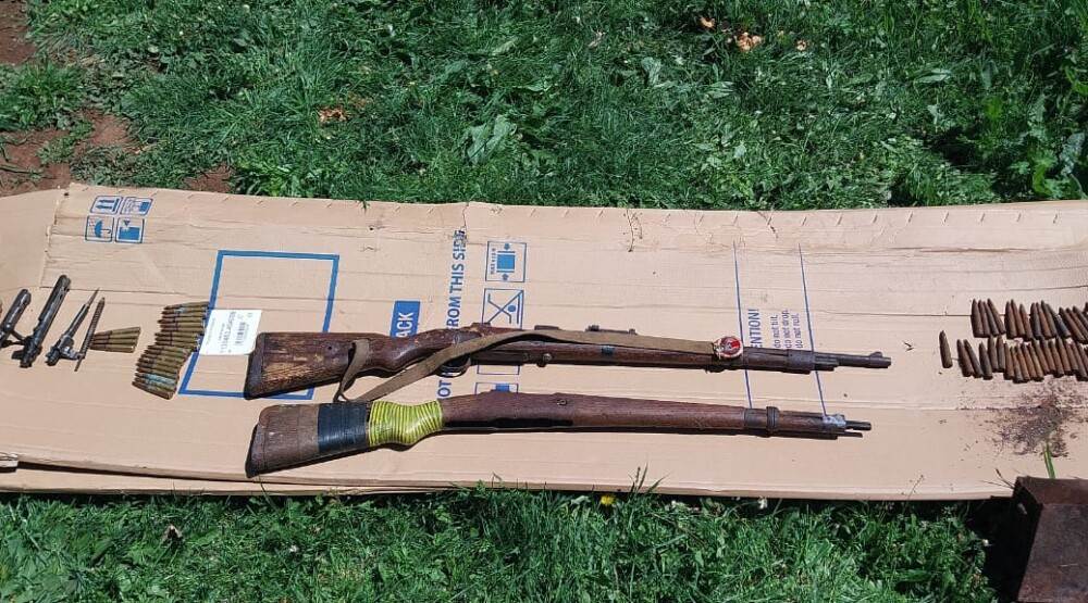  Pretresi u Podgorici i Danilovgradu: Uhašene dvije osobe, pronađeno vatreno oružje, eksploziv, munic 