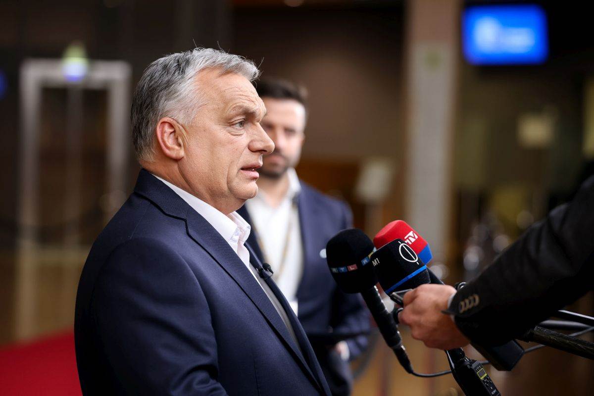 Viktor Orban bijesan, uperio prst u njih 