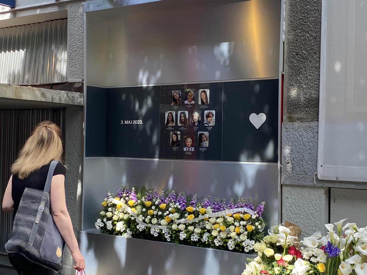  Plač i jecaji ljudi prekidaju bolnu tišinu ispred Ribnikara 