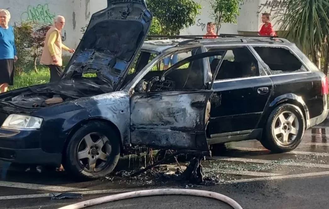   Zapalio se automobil u pokretu 