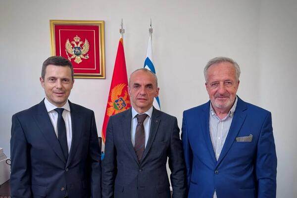  Boško Kovačević u društvu gradonačelnika Podgorice Saše Mujovića i nekadašnjeg fudbalera plavih Vojislava Vukčevića 