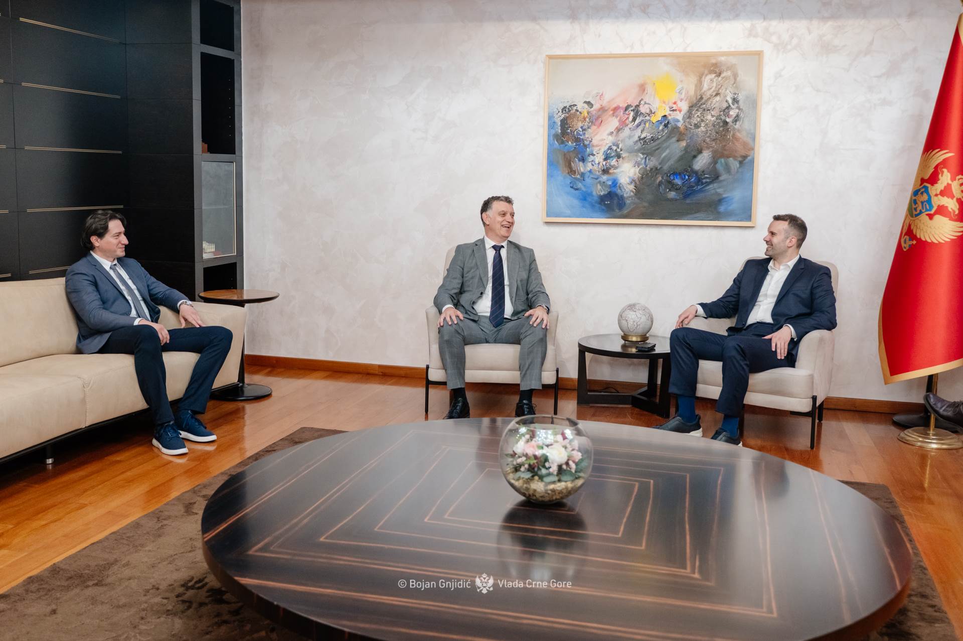   Novac od koncesije za aerodrome koristio bi se isključivo za velike projekte u Zeti i Tivtu 