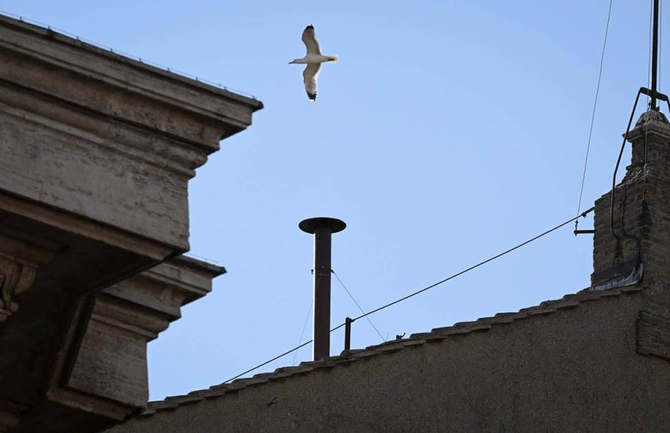  Crni dim iz dimnjaka Sikstinske kapele 