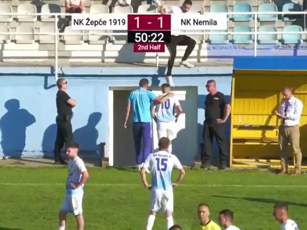  Navijač šutnuo u glavu poznatog fudbalera 