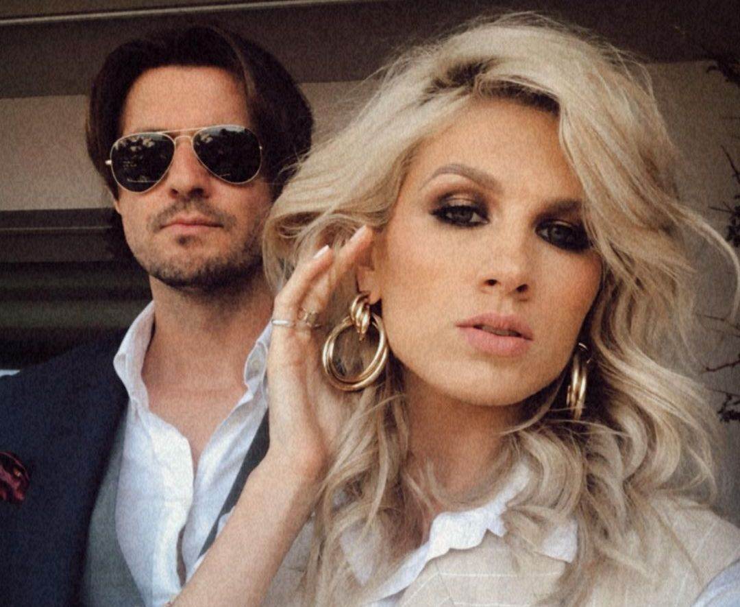  Otkriveno šta sve posjeduje muž  pjevačice: Pilot pliva u parama, a druži se i sa Đokovićima 