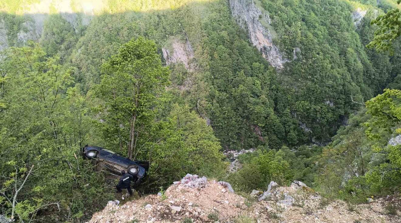  Akcija šavničkih vatrogasaca: Sugrađanina evakuisali iz provalije 