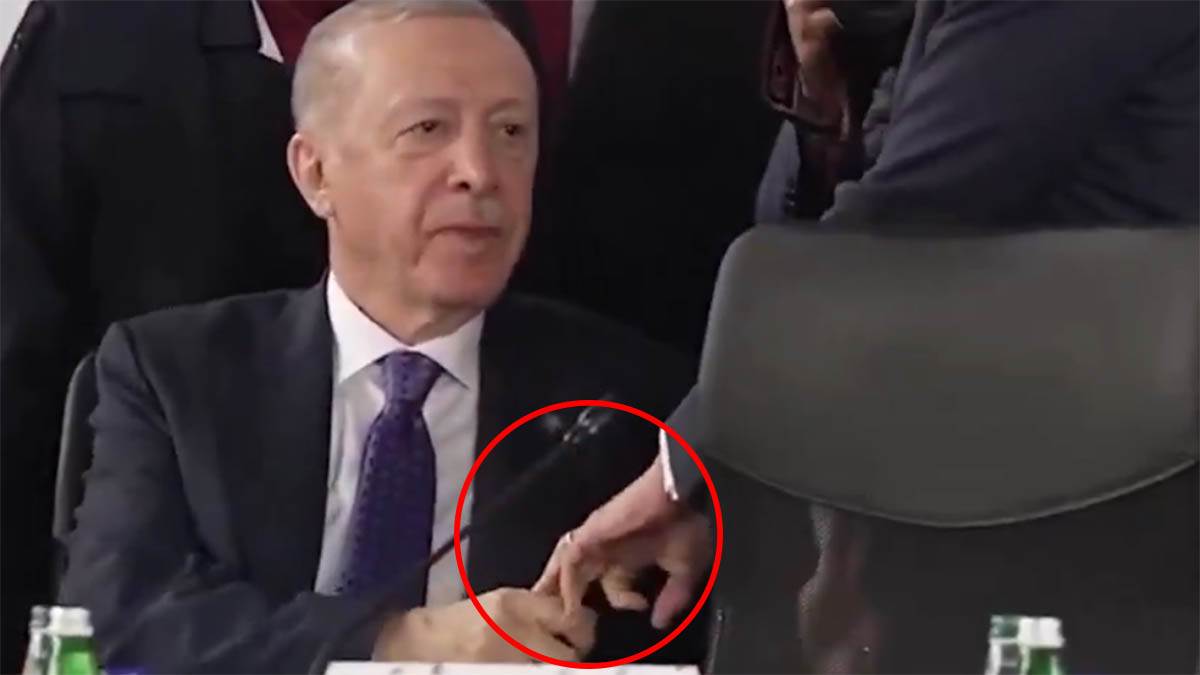  Erdogan uhvatio Makrona za srednji prst i nije htio da ga pusti: Svijet spekuliše o viralnom snimku sa mreža 