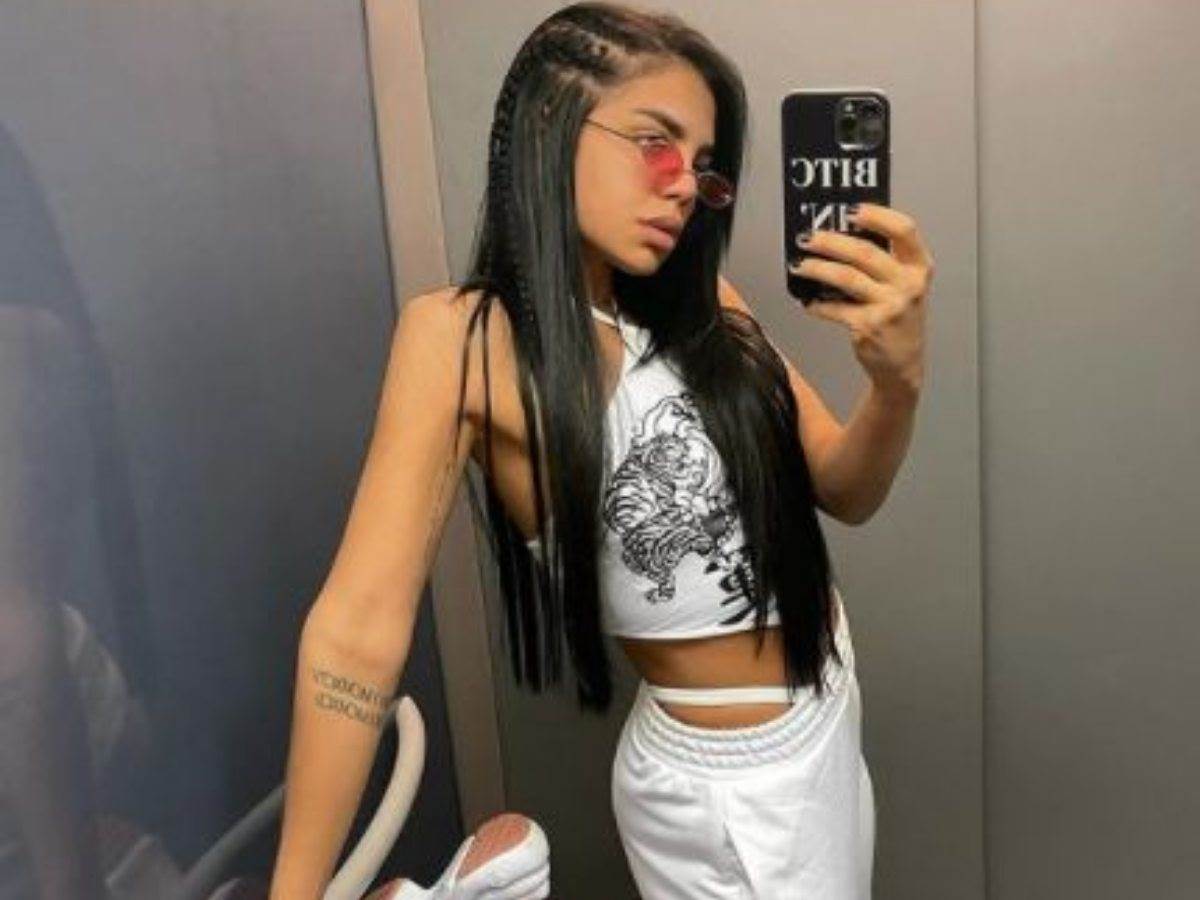  Krije muža, pokazala samo njegovu ruku i leđa 