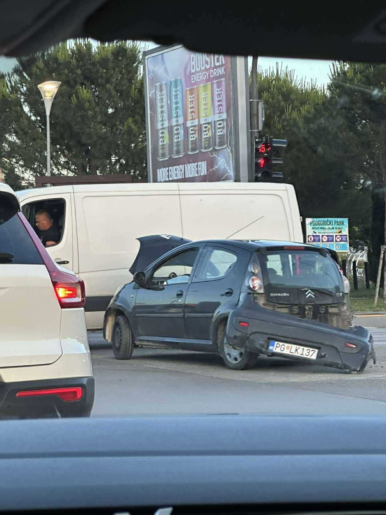  Saobraćajna nezgoda  kod mosta Milenijum, učestvovala dva vozila 