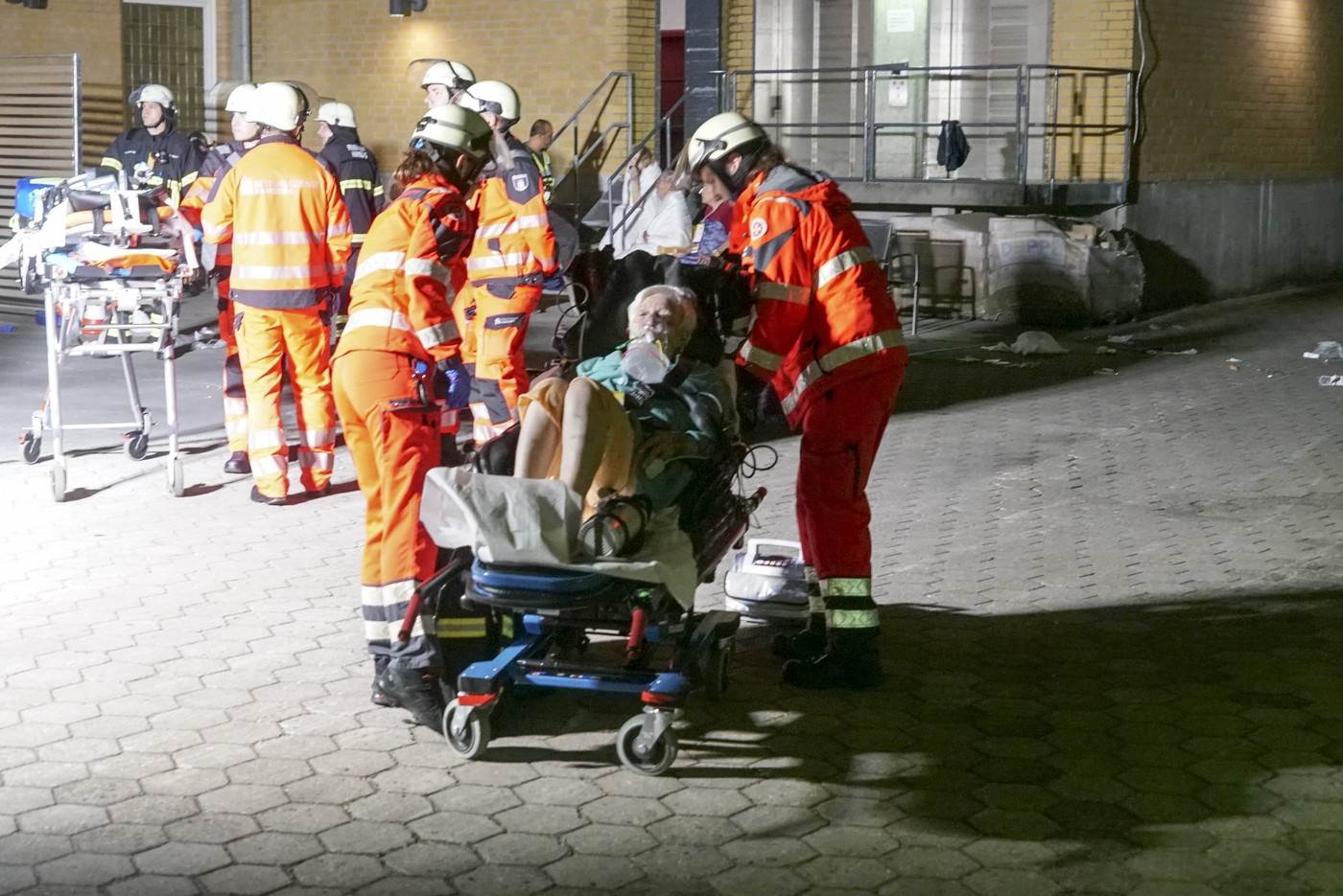  Drama u Hamburgu, vatrogasci iznosili ljude kroz prozor 