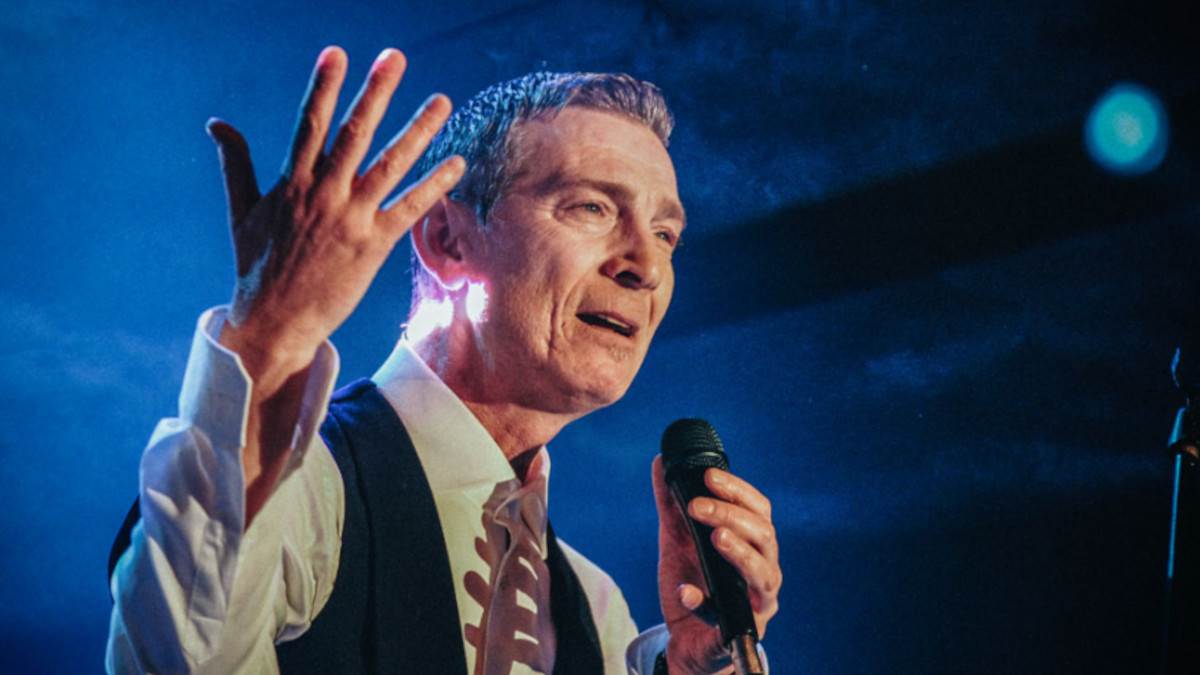  Voditelj pucao u slavnog pjevača, metak završio u bojleru 