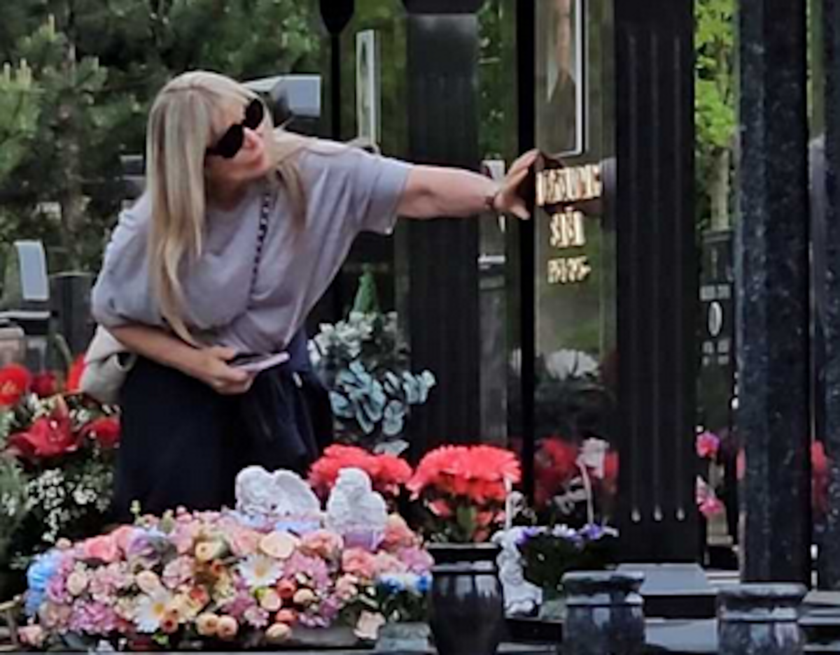  Suzana Jovanović posjetila grob Saše Popovića 