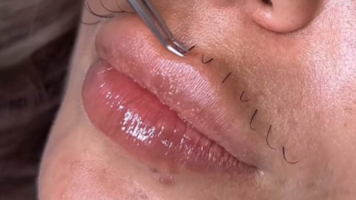  Žene počele da rade nadogradnju brkova, i svi su zgroženi 