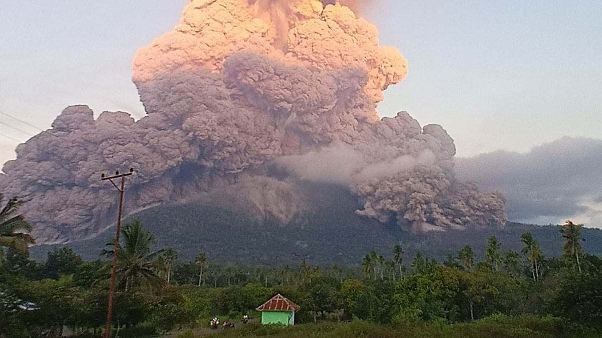  Pepeo se širio u obliku pečurke i bio je vidljiv iz gradova udaljenih i do 150 kilometara 