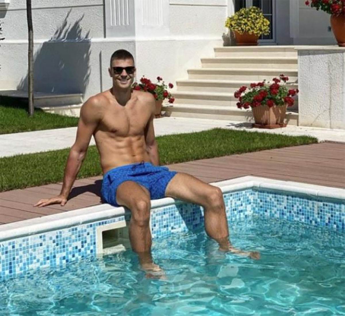  Skinuo se Karleušin dečko i pokazao kako ona brine o njemu 