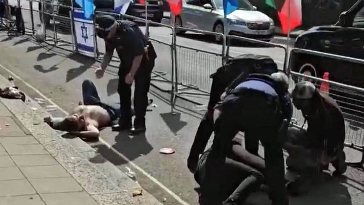 Opšta tuča ispred ambasade u Londonu Opšta tuča ispred ambasade u Londonu