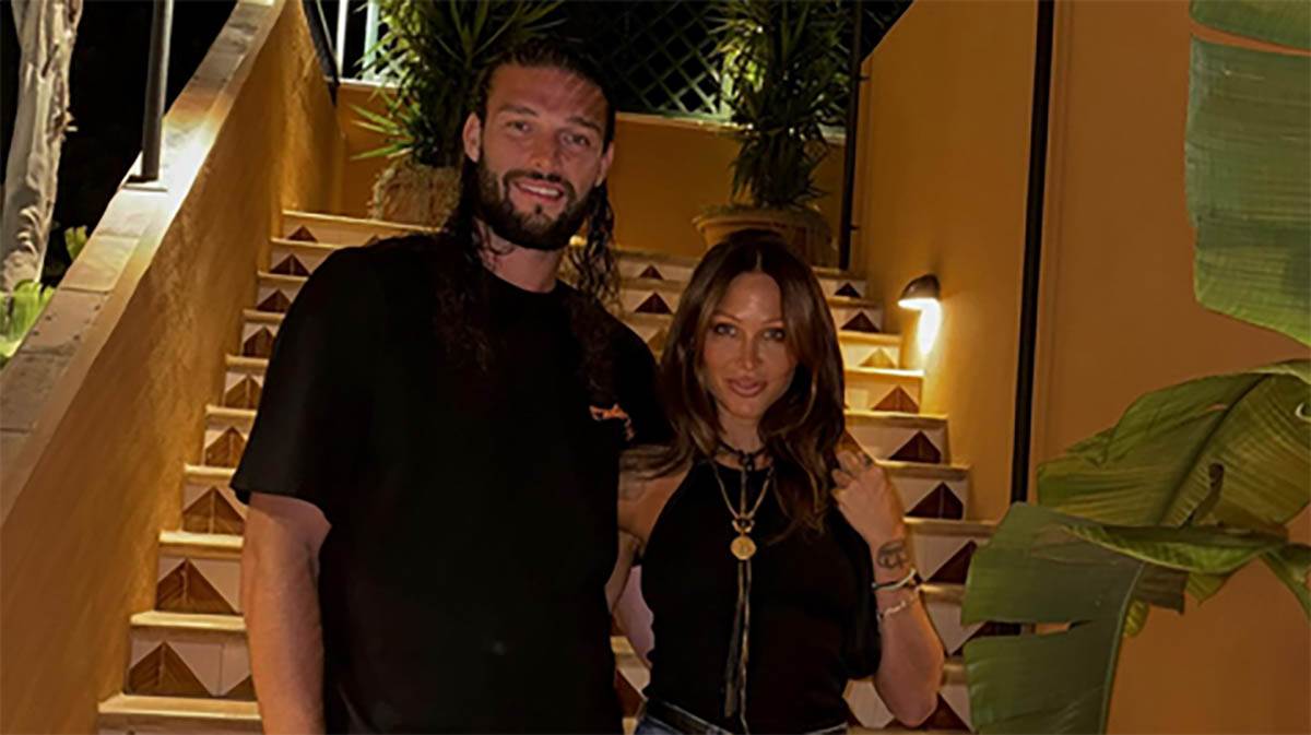  Endi Kerol čak dva puta u jednom danu razgovarao je sa policijom na Mikonosu 