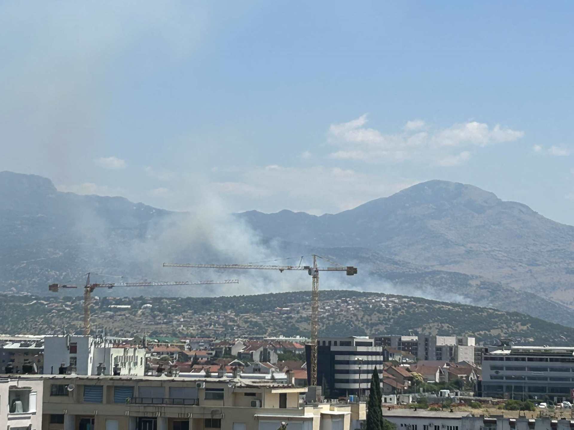 Požar na periferiji Podgorice: Vatrogasci očekuju pomoć iz vazduha 