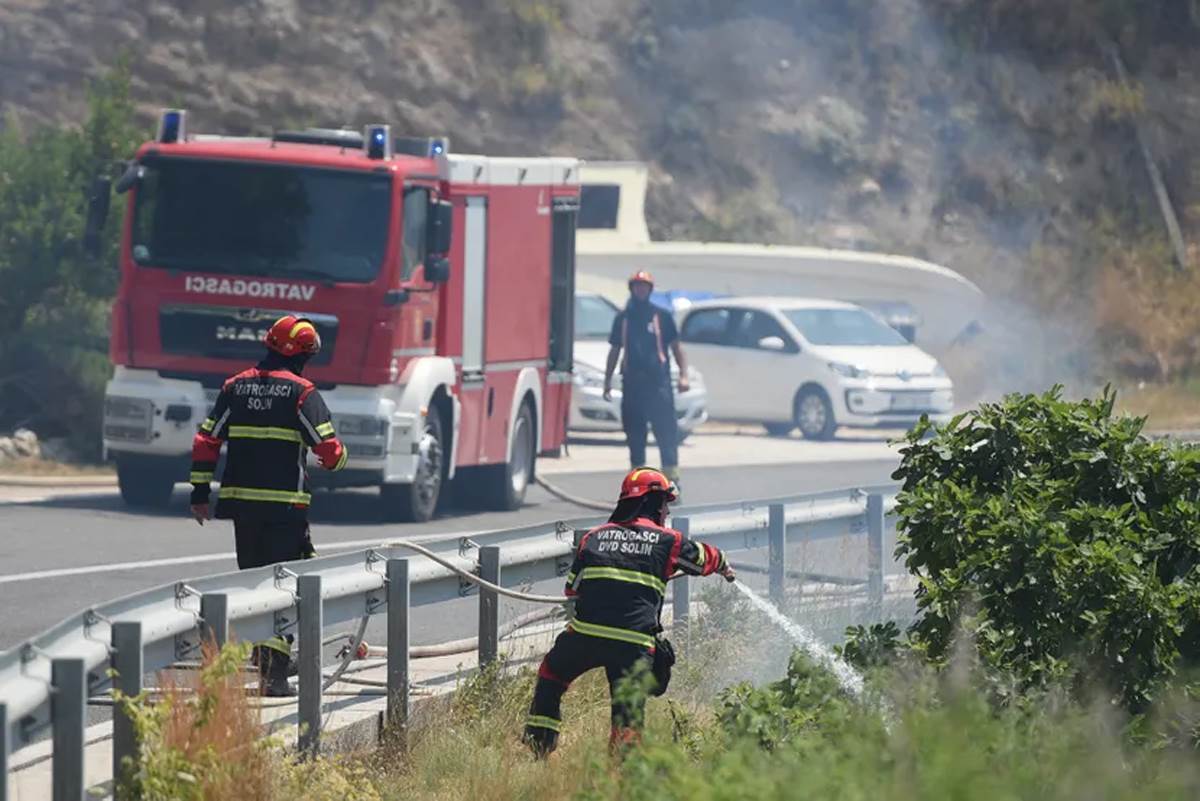  Novi požar u Dalmaciji: Vatrena stihija guta stabla u blizini kuća 